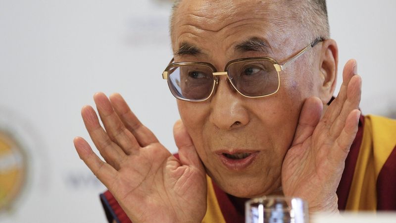 Cucej mi jazyk, řekl dalajláma malému chlapci na videu